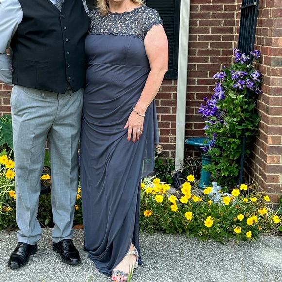 Super flattering formal gown for a special event. EUC 22W Alex Evening gray gown - Picture 7 of 7